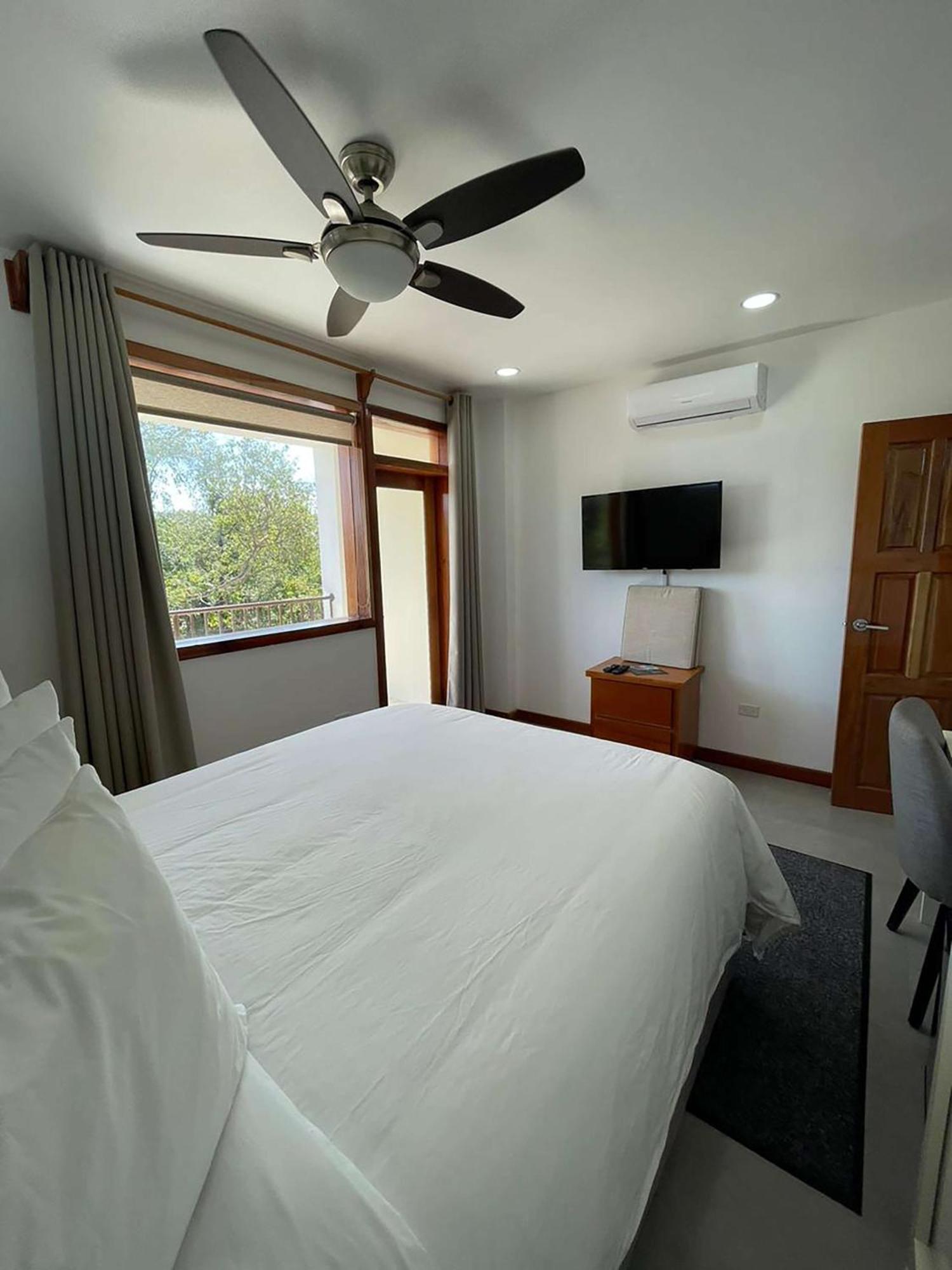 Best Western Grand Baymen Gardens San Pedro  Bagian luar foto